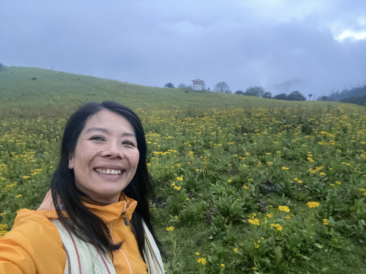 czdorji's tweet image. The Abundance has always been within you. 
Meadow me yellow
Wishing everyone a wonderful weekend 
🌼Could not help taking a selfie and sharing the joy 🌼 
#basicjoy
#lifeasart #selfreflection #bhutanese #bhutan