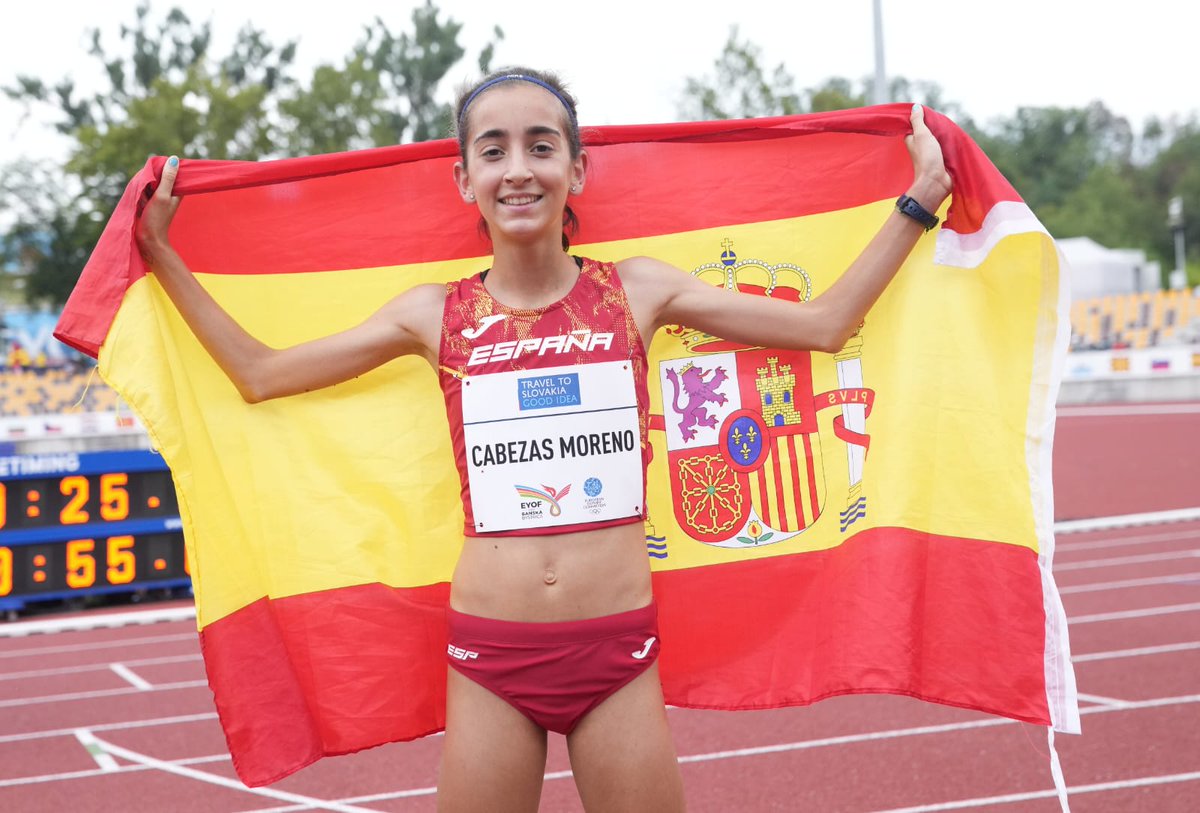 atletismoRFEA's tweet photo. Festival Olímpico de la Juventud Europea #EYOF2022 

BRONCEEEEEEE y RÉCORD

3.000 m 🚺 Récord de 🇪🇸 Sub16

🥉Carla Cabezas 9⃣:3⃣2⃣.0⃣ 7⃣

(anterior 9:33.9 Paula Hernández) ¡¡ 1992 !!

👏👏👏 FELICIDADES

🔗https://t.co/ScVOZ2bgGr

#Pasiónporcompetir #EspañaAtletismo https://t.co/c9uUPLnAWe