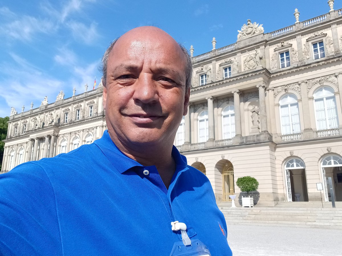dididobrasil's tweet photo. Touring Palace Herrenchiemsse from Salzburg on the way to Munich. Didi Niederkofler Austriaguide with VAN4EIGHT #Privatetours #privatetransfer #Salzburg #Munich #van4eight #dididobrasil https://t.co/VRzhmSadTa