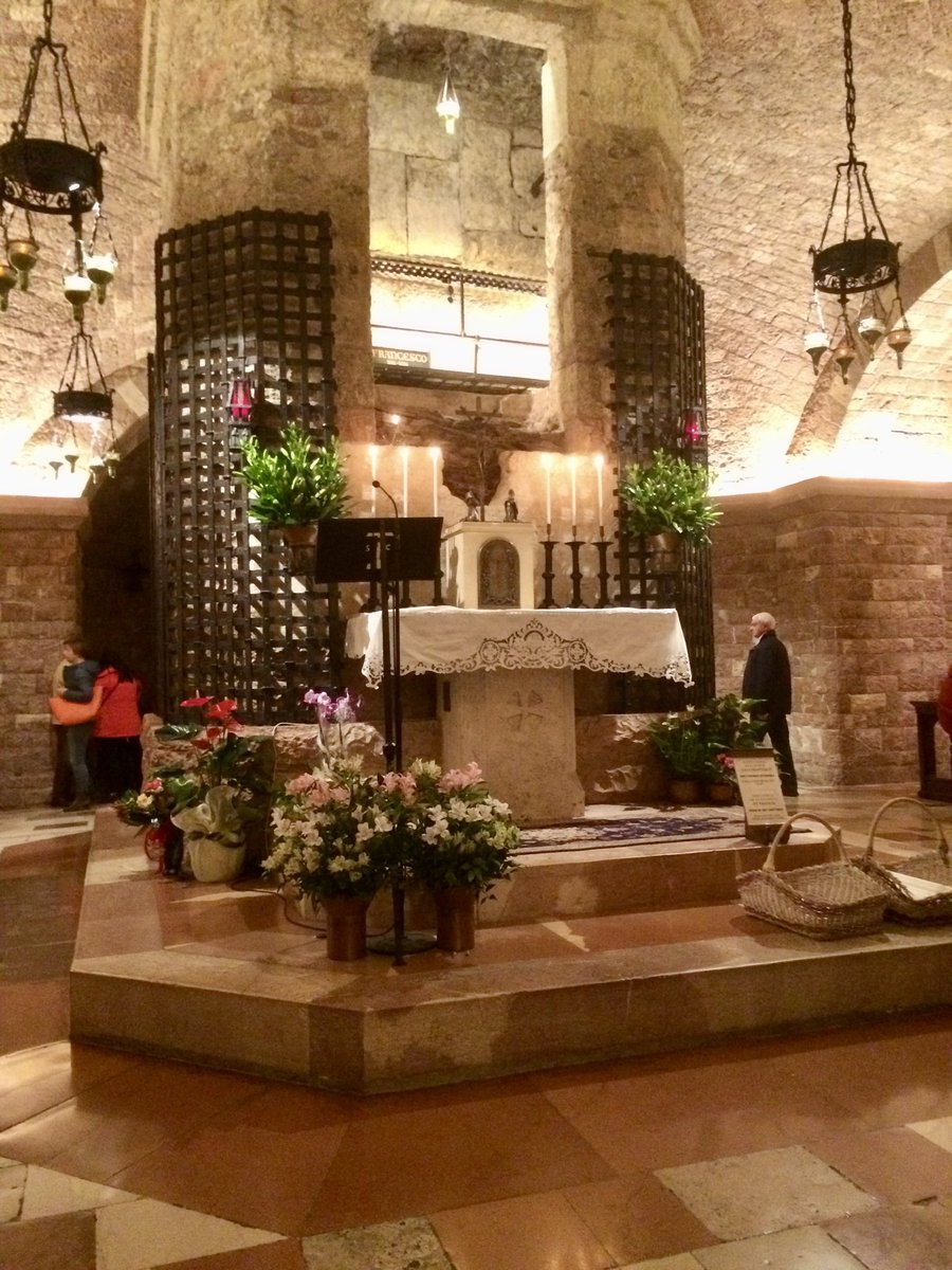 pumpmannensfru's tweet photo. En likhet mellan #boden och #assisi är folkmängden, ca 28100 personer. En skillnad mellan #boden och #assisi är att i Assisi ligger Sankt Franciskus basilika från 1228. I den är helgonet också begravt.
#resetips #italien https://t.co/A2qaleQ5pL