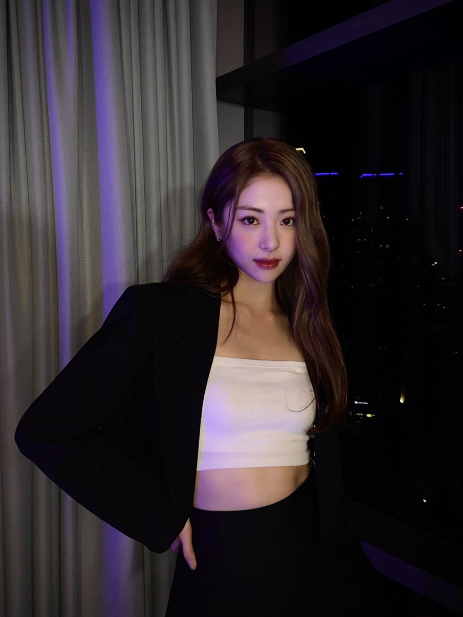greeting! introduce me Huh Yunjin. since i was new here, so here i am looking for my member, and new friends to interact with me. retweet would be appreciated, do you mind to take the offer? 💗