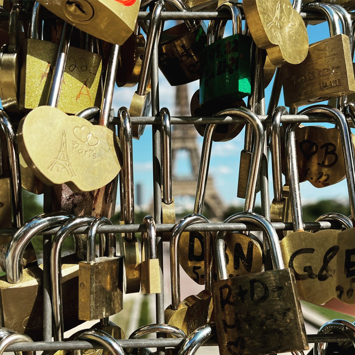 Idri84's tweet photo. Secrets.. #paris #paris2022 #toureiffel #segretidacustodire https://t.co/R5FfAZ4wCc