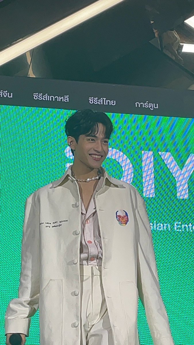 LikeUBC's tweet photo. พี่บาร์โค้ดเก็บปีกอยู่เเน่เลยยยย เเต่ข้าวเห็นน้า ปีกพี่บาร์โค้ดเก็บไม่มิดอ่า นางฟ้าที่สุด ผงกลิ้ตเตอร์ ผงพิกซี่ เต็มตัวเลยยย ใครเป็นสไตลิสต์มาให้ข้าวกราบทีไม่ไหว @BarcodeTin #barcodetin #iQIYIinLOVExTaBarcode https://t.co/fE17XRW41b