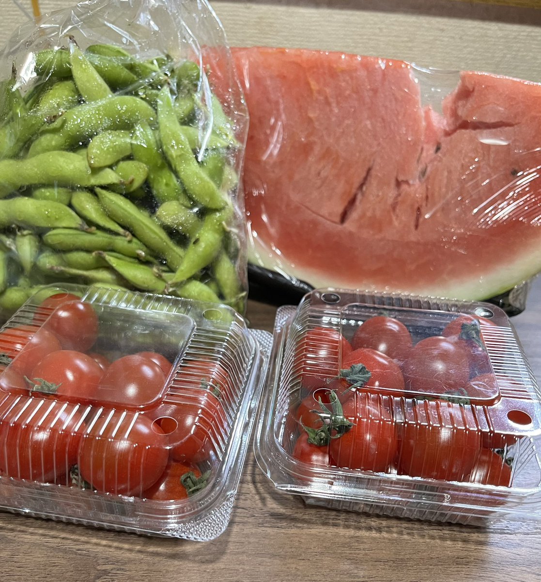 emem5296's tweet photo. 昨日買った枝豆がとっても安かったので今日も買いに行きました！スーパーだと500円ぐらいしますよね！それと桃🍑も安かったので購入したのですが、味が濃くて美味しかった〜。今日はこれからスイカ🍉をいただきます😋
#本町むさしや本店 https://t.co/oX929eaUBG