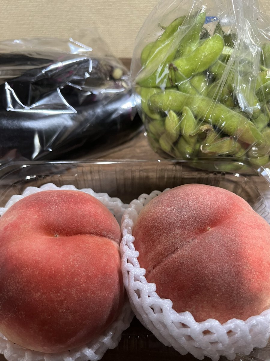 emem5296's tweet photo. 昨日買った枝豆がとっても安かったので今日も買いに行きました！スーパーだと500円ぐらいしますよね！それと桃🍑も安かったので購入したのですが、味が濃くて美味しかった〜。今日はこれからスイカ🍉をいただきます😋
#本町むさしや本店 https://t.co/oX929eaUBG