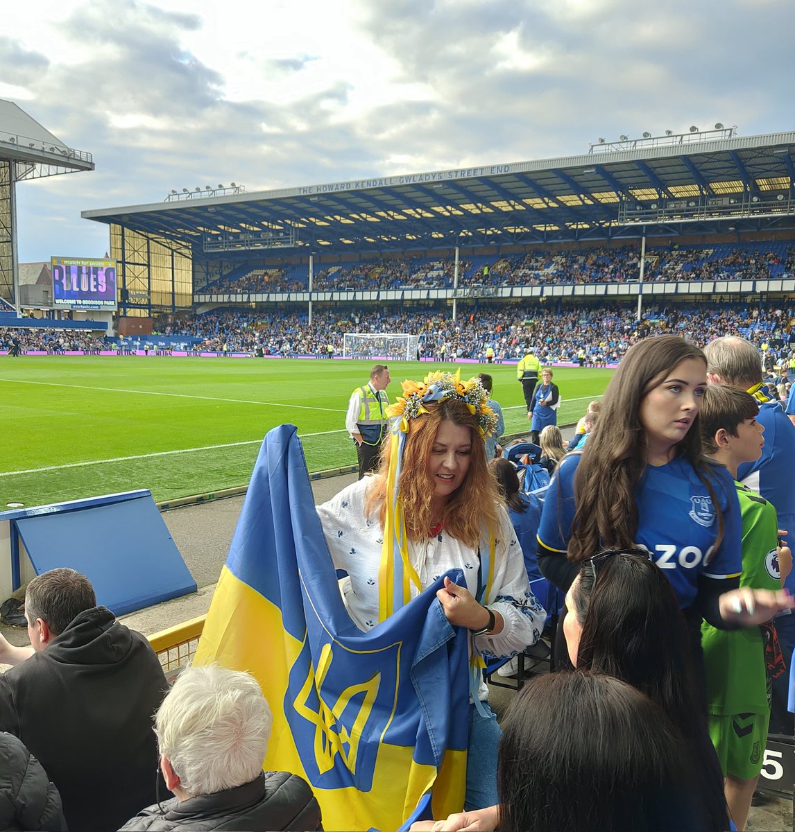 bazley10's tweet photo. Great night at #Goodison @Everton V's @dynamokyiven #MatchForPeace @aguycalledminty Pin 👌& @adiFamily_ '1609ER' /// #StopWarInUkraine ⚽💙💛🕊️ https://t.co/FG89VGuTM2
