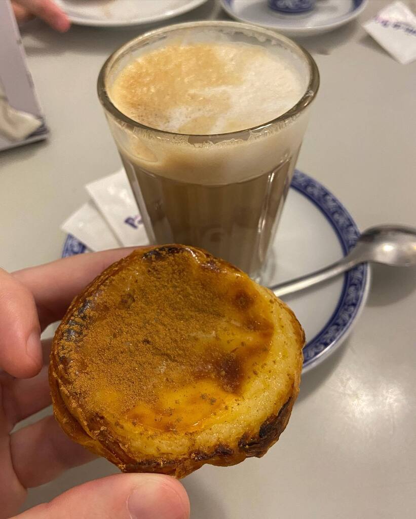 eucomi's tweet image. 🥐 PASTEL DE BELÉM
💸 €1,20 cada ⭐️ Nota: 10

📜 O Pastel de Belém é um dos doces mais famosos e típicos de Lisboa (desde 1837 😱): massa folhada recheada com um creme feito à base de leite, ovos, canela e raspinha de limão.
A gente já tinha experime… instagr.am/p/CgoZbs_og-3/