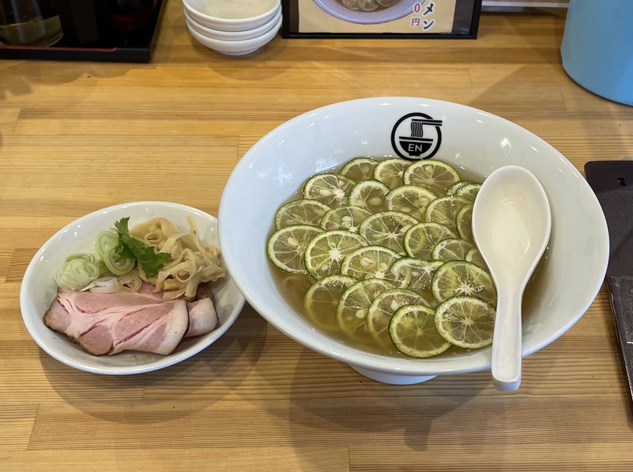 週刊ひがしおおさか 9 19は情報ノーサイド 麺はツルッとした滑らかな舌触り 同時にコシが強く スープとの相性も抜群です 暑い暑い外回り中に訪問すれば 体を芯から癒してくれること間違いなし 冷たい気持ちいい 油断したらつい飲み干して