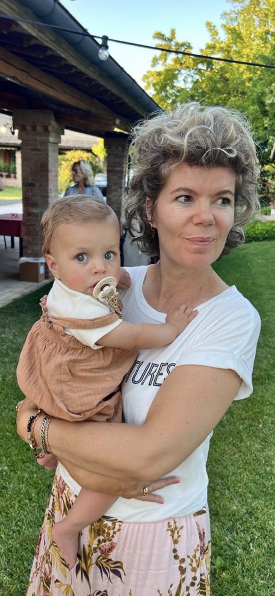 Over de discussie of je Oma genoemd wilt worden….
Ik heb er eigenlijk geen mening over ….. want als dat al een punt is hoe doe je dat dan als je stief oma bent ……
<a href="/wimdaniels/">Wim Daniëls</a> …..
Ik denk dat de kleine meid haar weg er wel in vindt ….