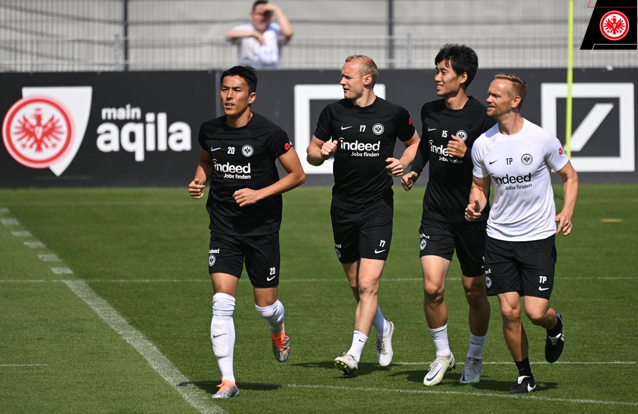 Eintracht Frankfurt 本日のマコショット 練習でもチームを牽引する 長谷部 選手 ランニングでも先頭を走り 若い選手たちの模範に Sge アイントラハト フランクフルト ブンデスリーガ 長谷部誠 T Co Svlcsrjbra