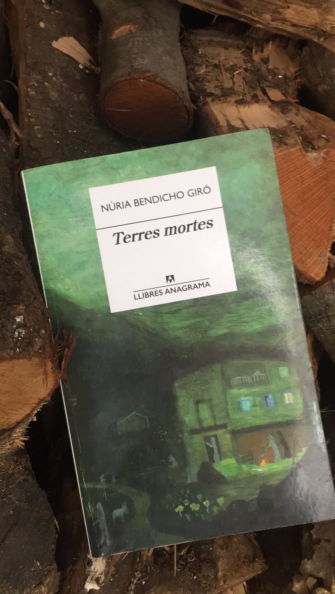 #terresmortes de @bitxarraca et torna a la memòria la foscor i la barbàrie d’una època que es recorda amb nostàlgia. Estem plens de merda i dolor que hem enterrat elogiant un món rural que en moltes cases ha estat d’allò més sòrdid i depravat. Bestial. En xoc.