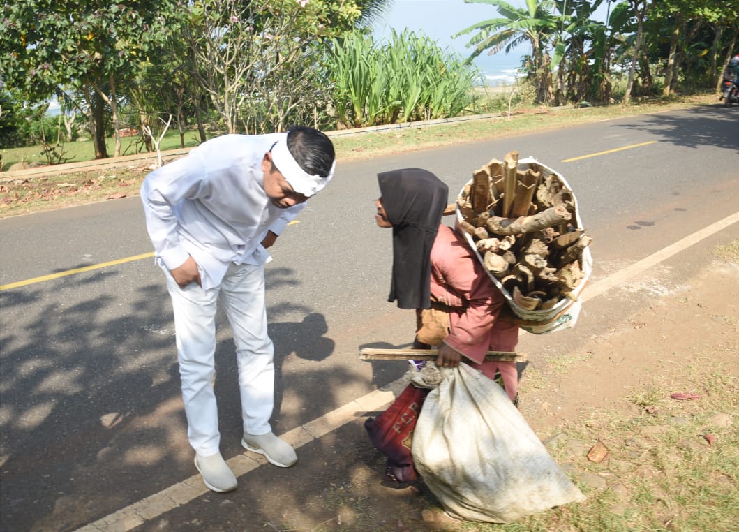 Mendengar apa yang menjadi suara warga, saat jalan ke Leuweung Sancang Kab Garut.