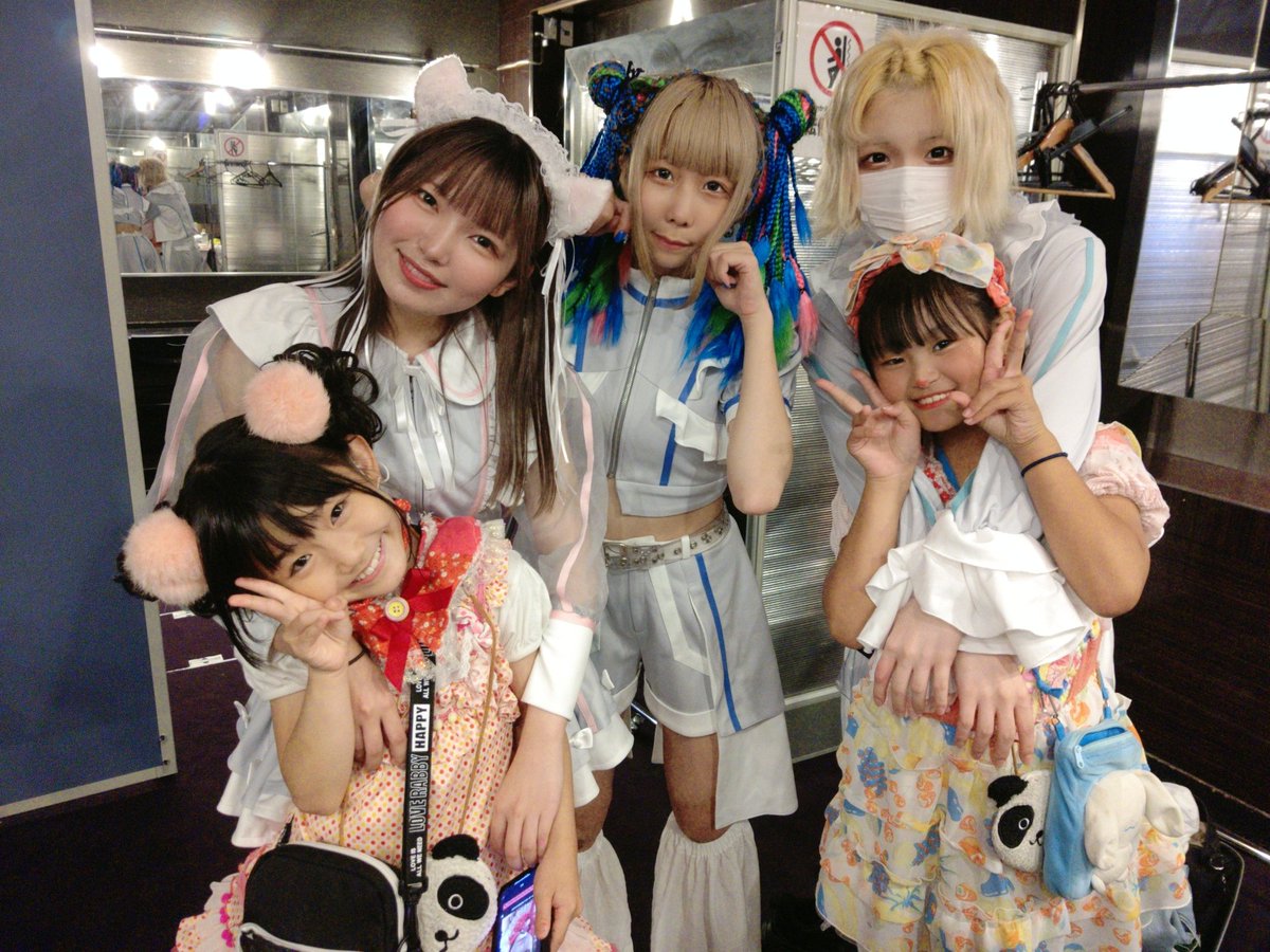 この前のレニーさんのライブでWONDERSNAKEさんとお写真とってもらったよ🥰💕
みんなすごくやさしいよ💓
アイリスちゃんのかみの毛ヒップホップみたいでかっこよかったよ‼️