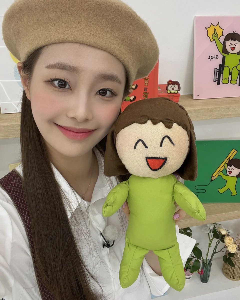 jiwao's tweet photo. beep..beep! chuu is coming again with miscellaneous content that orbit always waiting for. ^ ◡ ^ beret!chuu is comeback with goo yeonsoo, a cultural artist who'll guide me to drew a webtoon on chuu can do it! with this episode now i revealed one of the talent i have! (๑•̀ •́)و https://t.co/mTEol5aORg
