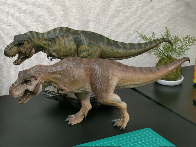 本心楠改ティラノサウルス、狩猟マスター版(五周年記念モデル)!!
既にこの永遠の王モデルも買って3つ目になるけど、ようやく、ようやく明るい色のが出てきてくれた!!
奥の標準版見てわかると思うけど俺の机の上だと暗い上に瞳に影入っちゃうんだよね 