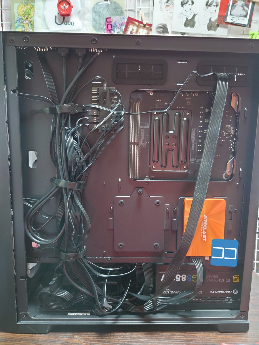 heppokoranger's tweet photo. #自作PC 
#へっぽこの何となく自作PC作成レポート
その５
各配線を確認しながら差し込む
裏側の配線スペースにストレージを装着(写真忘れたけどm.2SSD装着済)
配線をまとめる
SSD #WD_BLACKSN750SE (OS)m.2 250GB Gen4(移設)
SSD #CFDGaming #ドスパラ
m.2 1TB Gen4(新品)
SSD #TECLAST 512GB SATA https://t.co/eMccGuiKPy
