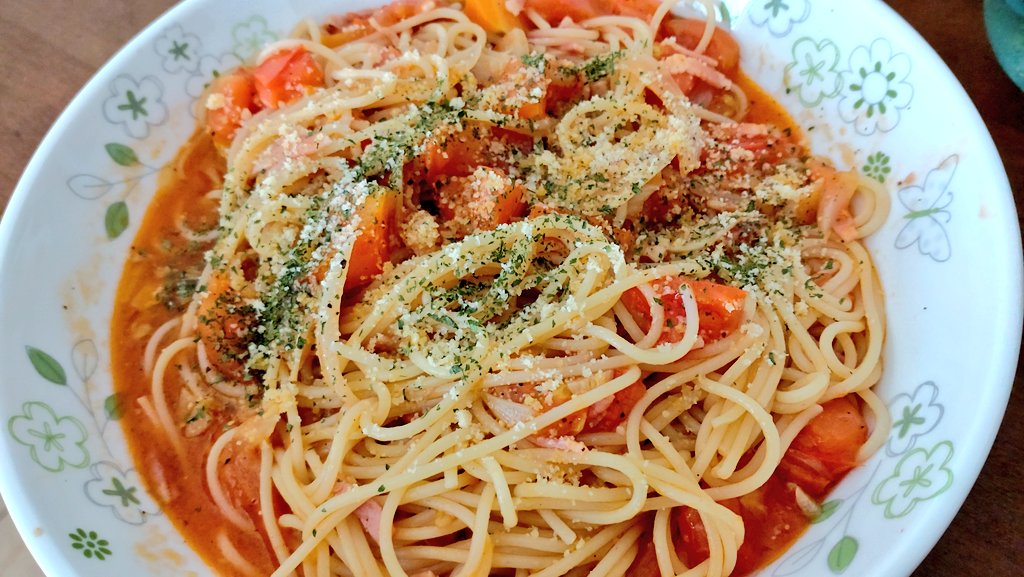 🍴 生トマトパスタ作ったけど、 3分くらいで爆速完食した、美味しい😭💙🍅