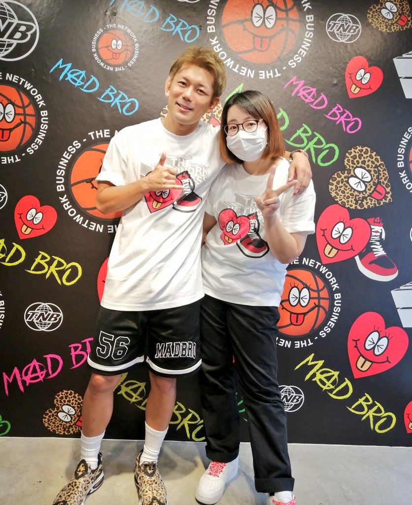 mahalo712's tweet photo. ポップアップ行ってきた💛💚
まさかのお揃いTシャツで、、
買って良かったーーー✨😍
いつも通りの神対応!
覚えててくれて嬉しかったです🙇♀️✨
#皇治 選手
#MADBRO #teamone
#thenetworkbusiness
#atmos #原宿 https://t.co/zFtFNfVRC7