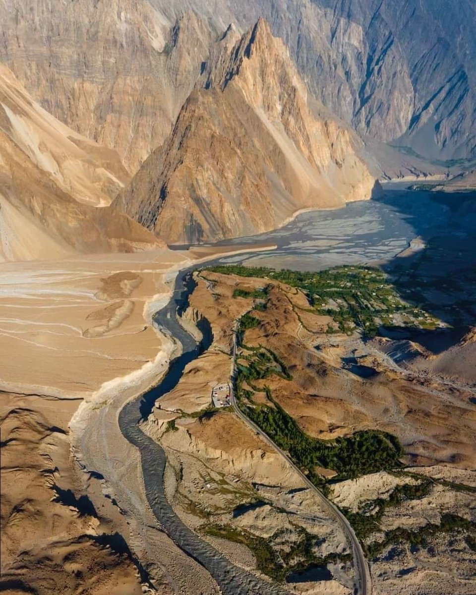 PakinJeddah's tweet photo. Passu Cones, Hunza
#Pakistan
#pakinjeddah
#BeautifulPakistan
#Passucone
#Hunza https://t.co/gccb5m94H1