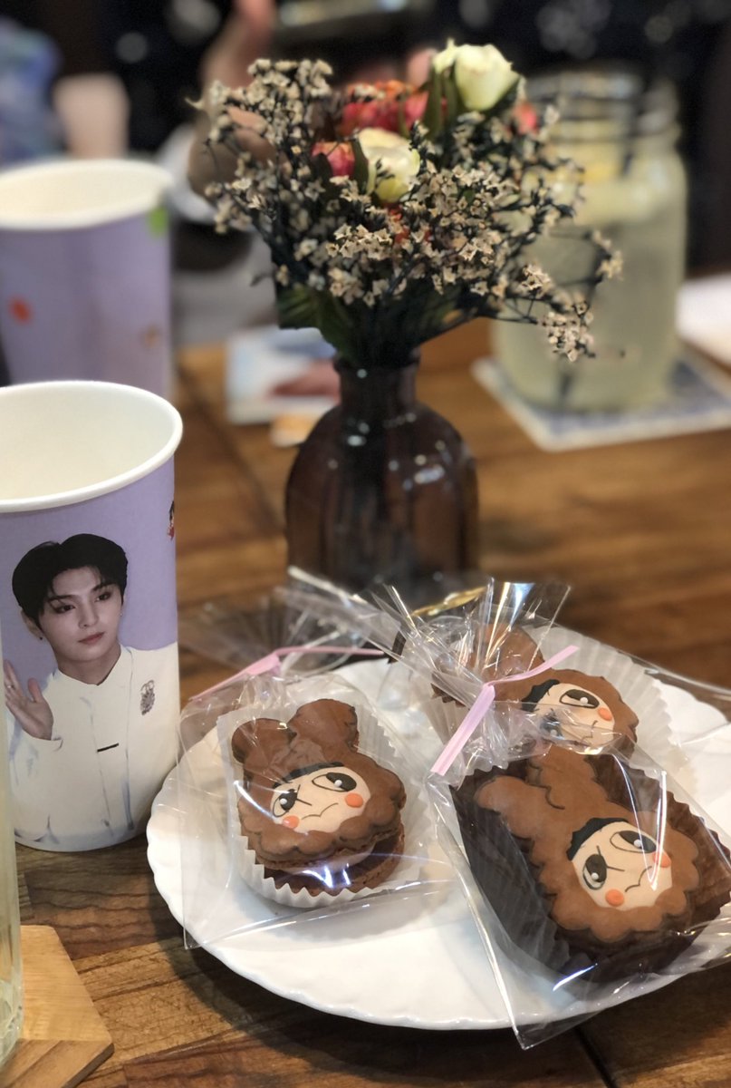 Be0K_'s tweet photo. #우리의_여름은_성윤이였다

케이팝 친구들 따라왔어요◡̈
마음의 고향 아비오 ,,,, 

그림? 팬아트? 넘 기엽고....
특전들도 깜찍하고 막가롱도 기여부요....

와이군 생일축하합니다^^*....
낯선 남성의 폴라는 모른척 해주십시오 😿 https://t.co/hBoXJmpSV7