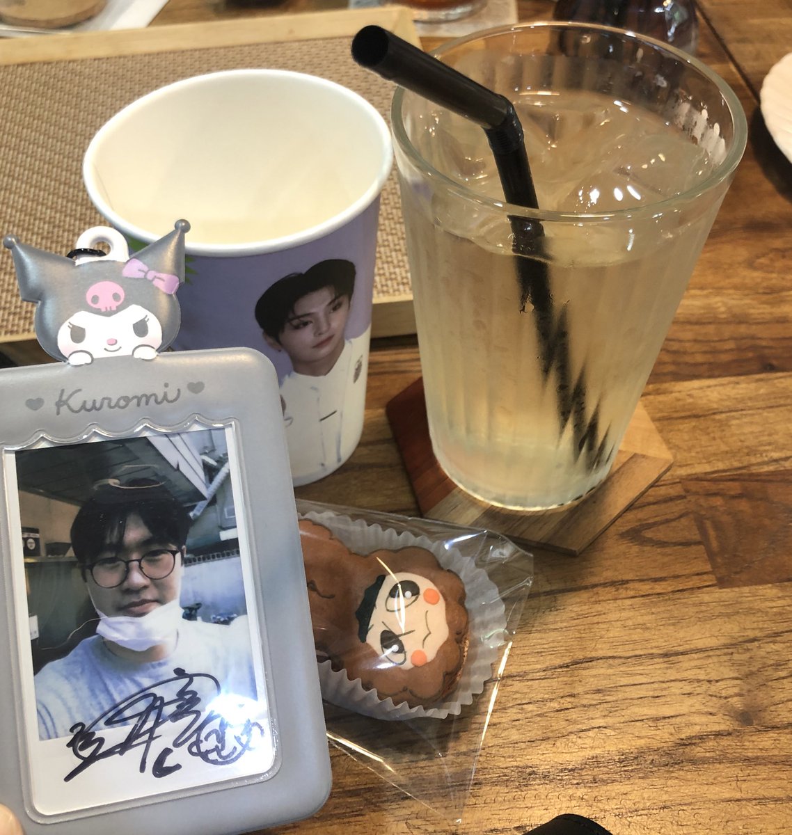 Be0K_'s tweet photo. #우리의_여름은_성윤이였다

케이팝 친구들 따라왔어요◡̈
마음의 고향 아비오 ,,,, 

그림? 팬아트? 넘 기엽고....
특전들도 깜찍하고 막가롱도 기여부요....

와이군 생일축하합니다^^*....
낯선 남성의 폴라는 모른척 해주십시오 😿 https://t.co/hBoXJmpSV7