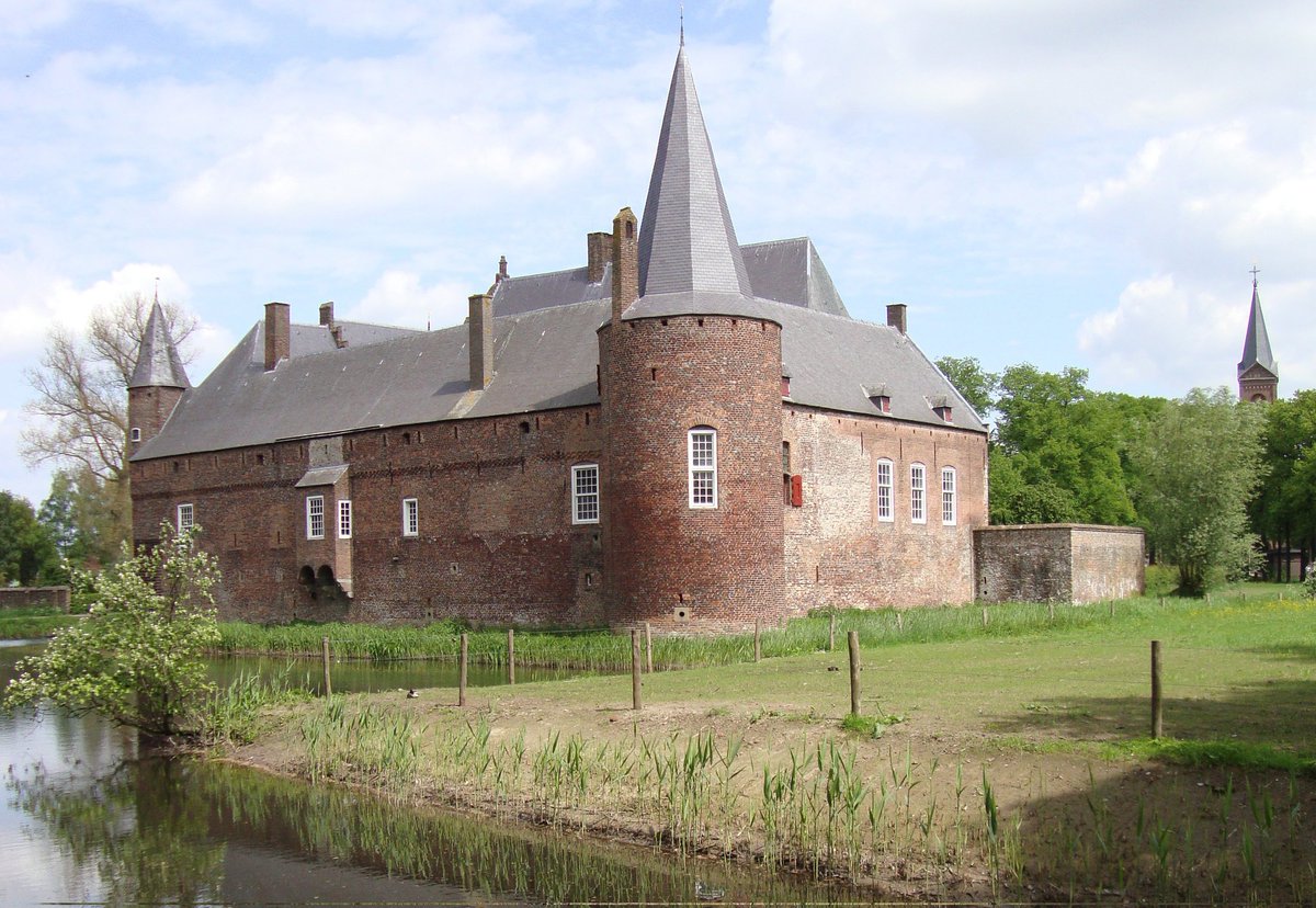 dutchbuildings's tweet photo. “Kasteel Hernen” is a castle in #Hernen (Gelderland). It was built in the 14th century. https://t.co/vgOFjAFplh