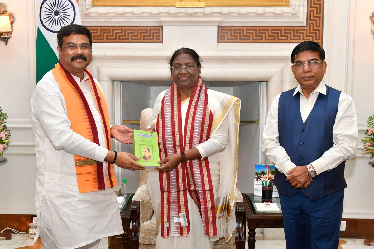 rashtrapatibhvn's tweet photo. Union Minister for Education and Skill Development &amp; Entrepreneurship Dharmendra Pradhan along with Minister of State in the Ministry of Education Subhas Sarkar, called on President Droupadi Murmu at Rashtrapati Bhavan https://t.co/K7riTtVIIU