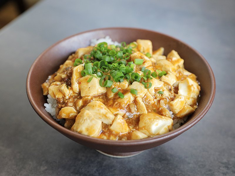 こんにちは✨ 本日のまかない 【パトリー特製 麻婆丼】 スパイスとして花椒（ホアジャオ）が効いた、本格マーボー丼です。 花椒は、中華料理などの辛み付けによく使用されます。 小サラダ・ポタージュ・スイーツ数種とサイドメニューも充実☺️