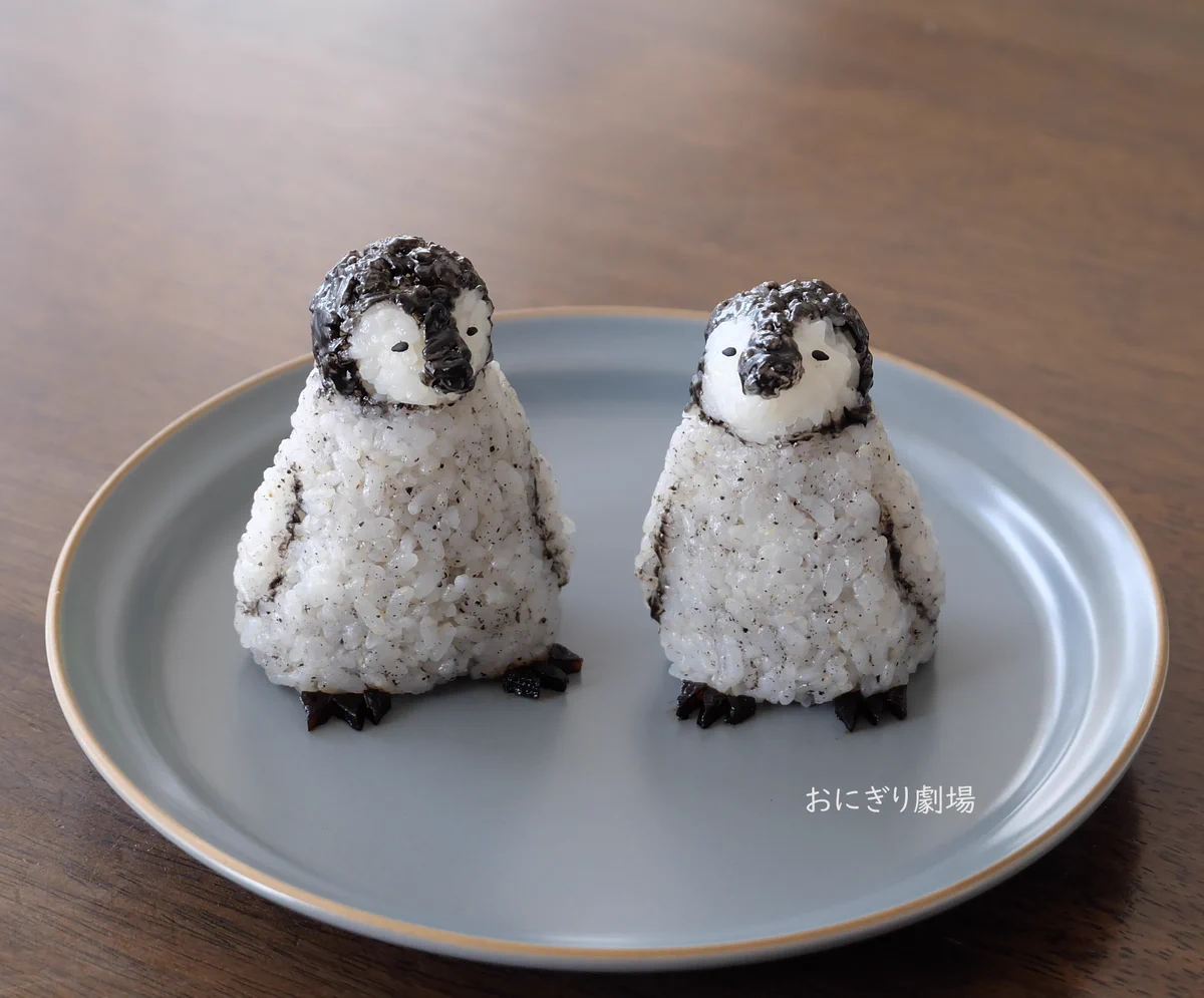今にも動き出しそうなクオリティの高さ･･･！コウテイペンギンのヒナをモチーフにしたおにぎりが可愛すぎる！
