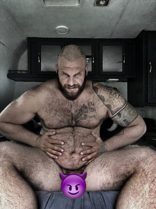 Retweet if you don’t mind my hairy belly..!! ? https://t.co/i8ziEreFcN

#gaybearsofinstagram #gaybeardedmen