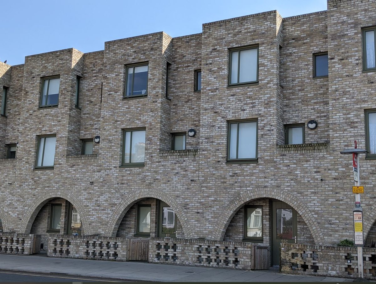 This week's new post - part two of a walk around the fringes of London - shows the ubiquity, variety and enormous value of our council housing history ... and why we need to build at scale again.
municipaldreams.wordpress.com/2022/07/26/cou…