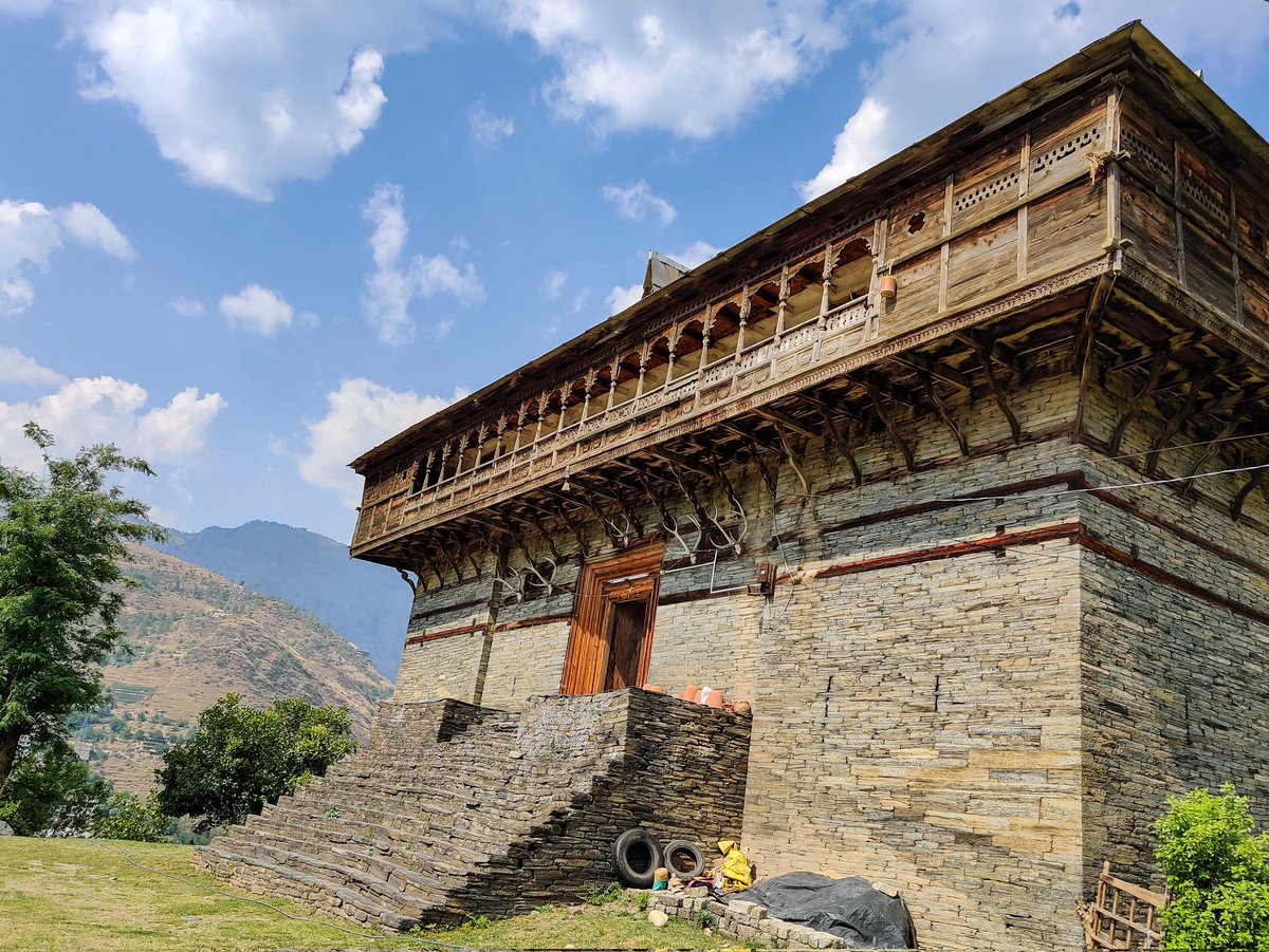 ArchiAdvisor's tweet photo. RT @KansaThali: Basa Theog at Sainj - A marvel of Himachali Architecture in an unexplored part of Himachal.
The grand entrance to the former Durbar Palace of the Rana Sahib of Theog.
#pahariarchitecture #basatheog #theog #hp09 #sainj #architecture #p… https://t.co/HuGBgyfA3W