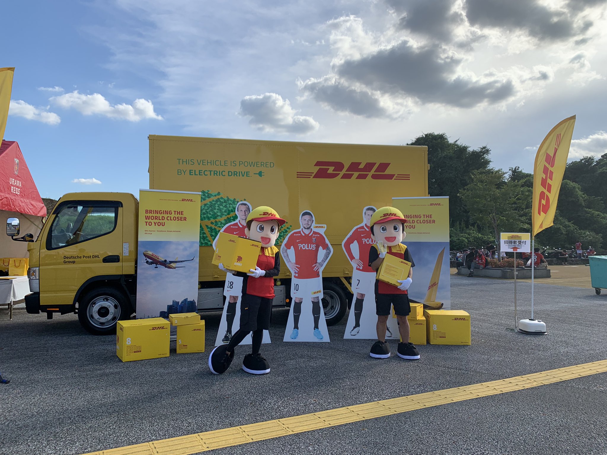 Dhl Japan Soccer 公式 本日埼玉スタジアム南広場でブースを出店しております キャンペーン参加でオリジナルグッズをプレゼント 既に応募済みの方もtwitter投稿画面を表示でグッズをプレゼント致します Dhl50周年記念キャンペーン T Co