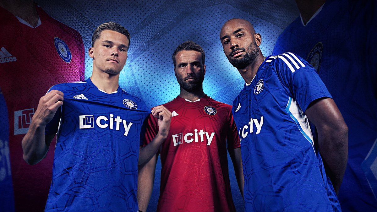 [#Maillots] 🆕 - Découvrez les nouvelles tenues domicile de nos Versaillais pour cette saison de #NationalFFF. 👕
Une bonne nouvelle n’arrivant jamais seule, elles seront à retrouver prochainement sur notre toute première boutique en ligne. 🛍 
Alors, ça vous plaît ? 👀