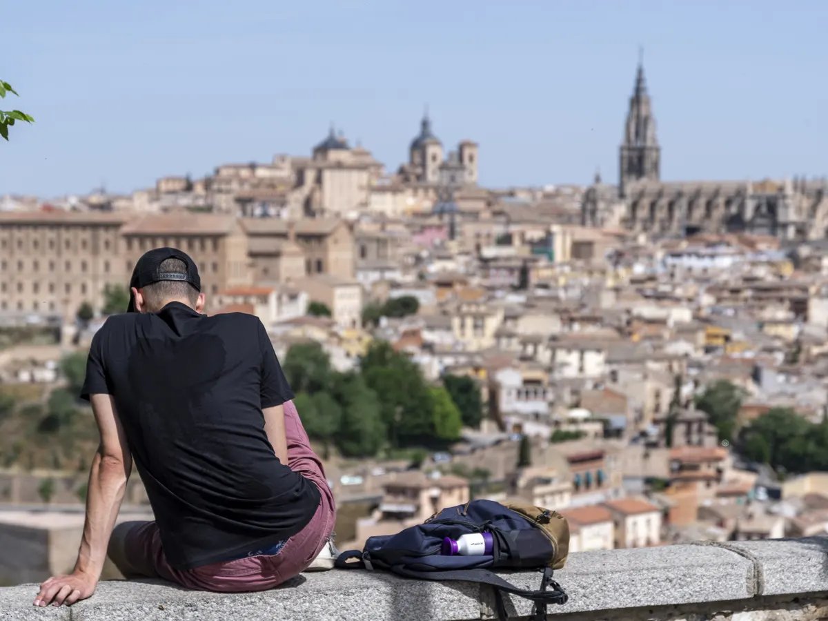 It's hot! 🥵 How will Mercedes and Ángel survive in this heat wave?
Ola de calor is a level 3 learning Spanish podcast with worksheets.
podcastsinspanish.com/pages1/level3.…
#lernspanish #teachspanish #Spanish