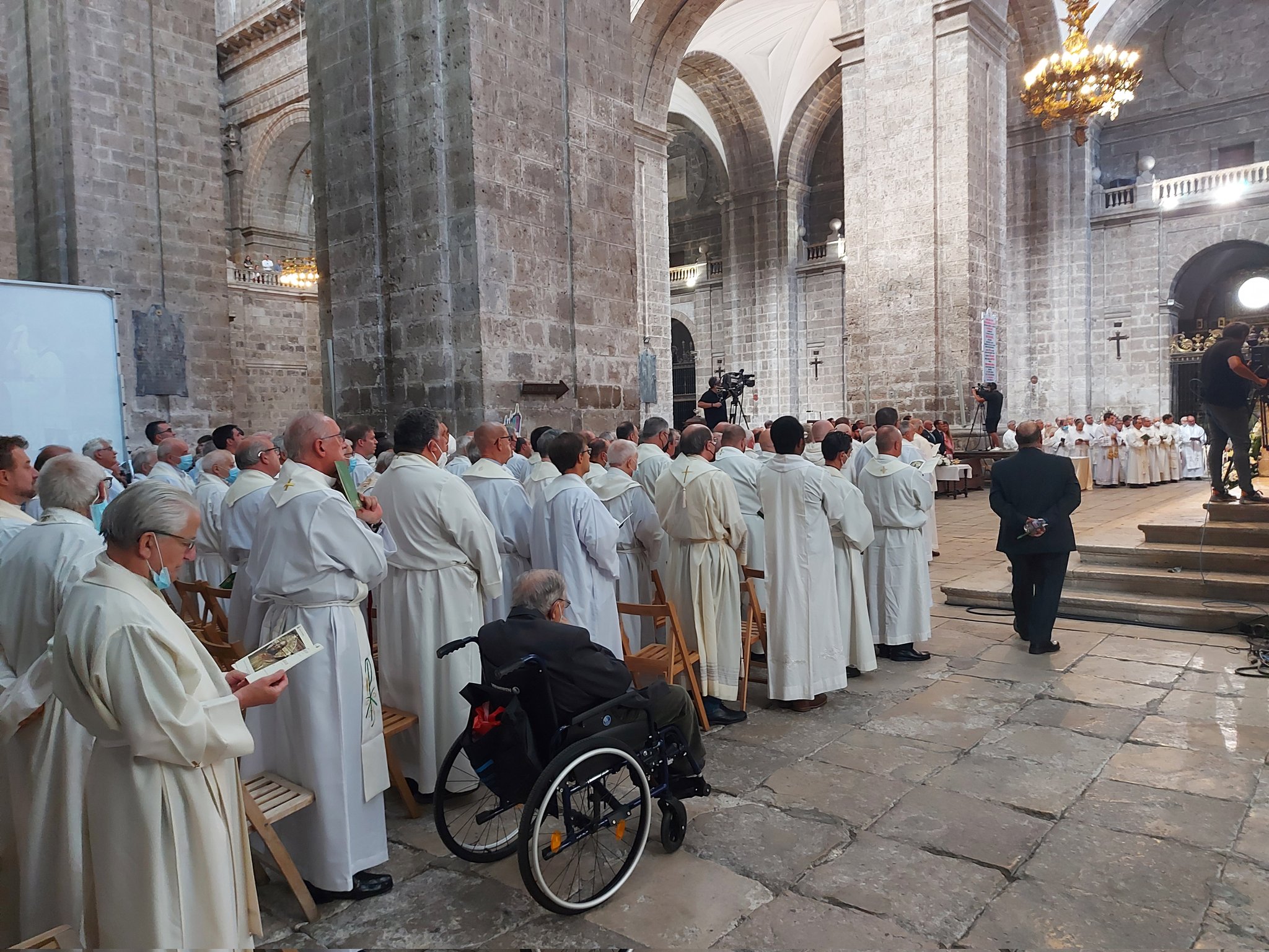 Sacerdotes acompañan a Luis Argüello