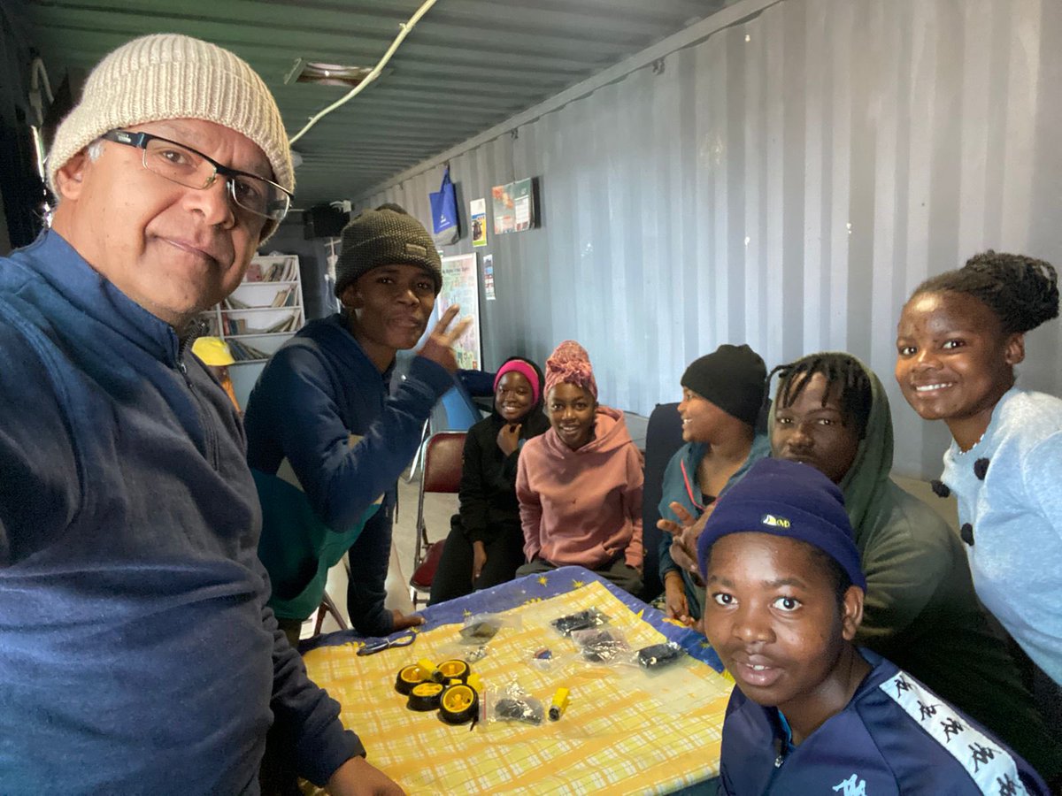 Slovocyd's tweet photo. Introduction to Robotics our Digital Skills hub today with @sunnyboymorgan Refusing to let communities be left behind #DigitalTransformation https://t.co/nIqbubIpS8