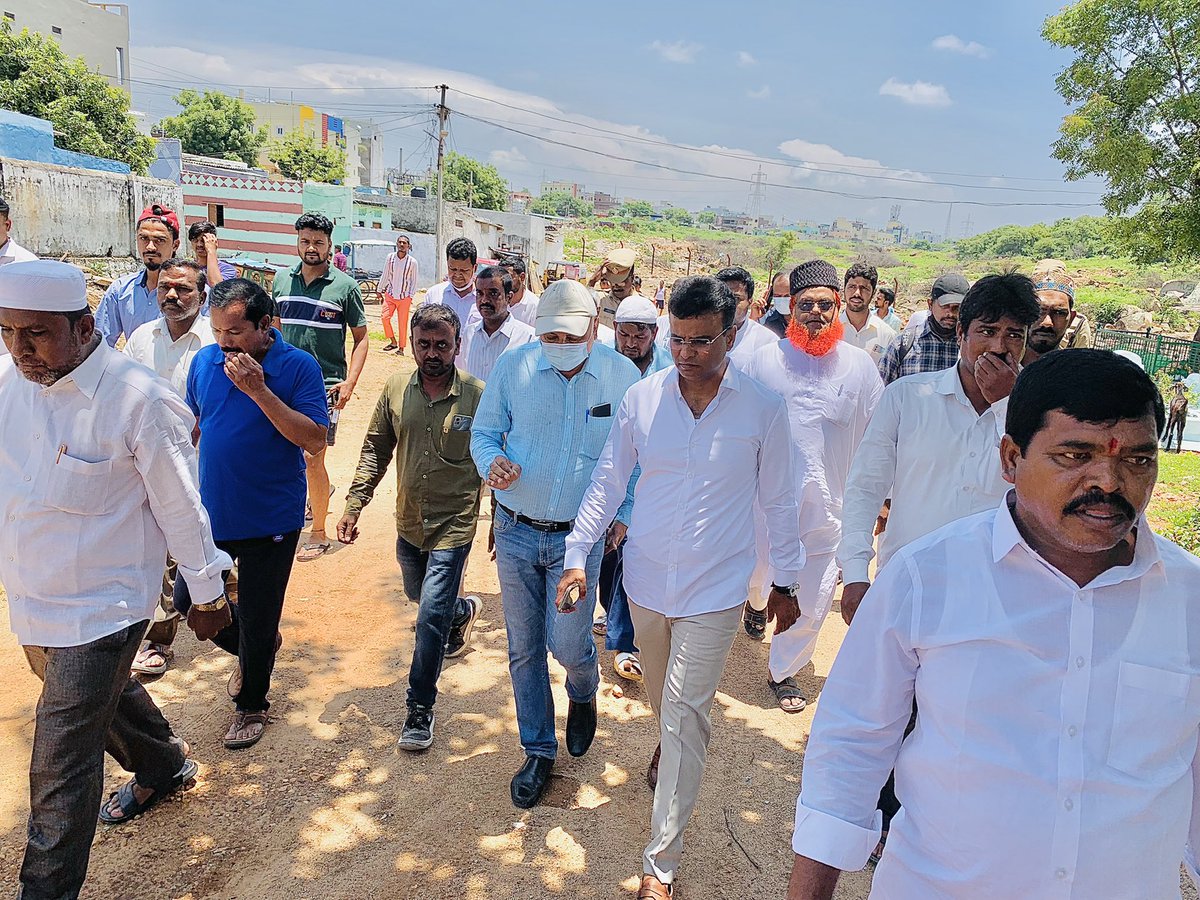 Quthbullapur_'s tweet photo. కుత్బుల్లాపూర్ నియోజకవర్గం పరిధిలోని రోడామేస్త్రీ నగర్-ఏ, జగద్గిరిగుట్ట డివిజన్ మక్దుం నగర్, బీరప్ప నగర్, దేవమ్మ బస్తీలలో ఈరోజు MLA @kp_vivekanand గారు హెచ్ఎండిఏ, రెవెన్యూ విభాగం అధికారులతో కలిసి పర్యటించారు.@KTRTRS https://t.co/Alu5oNkh5G