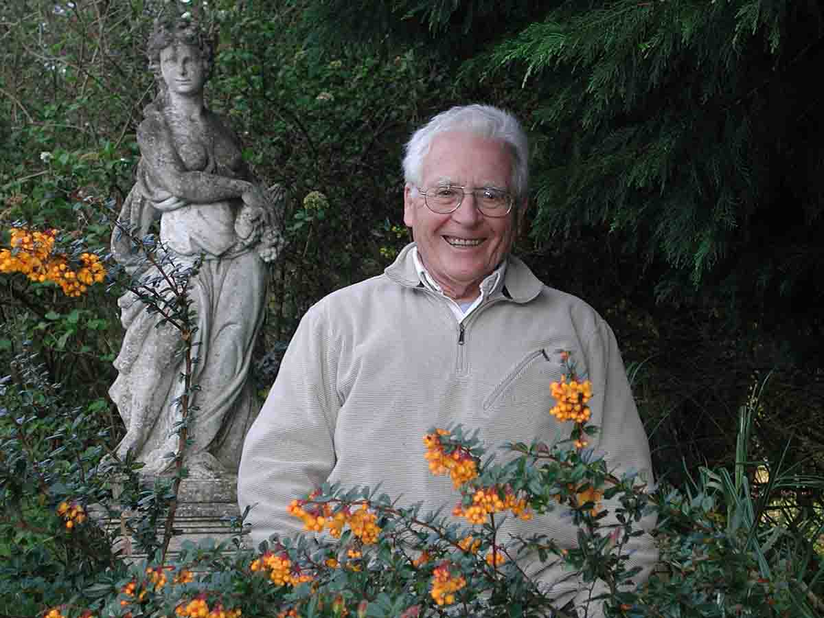 Recordarán que a veces me gusta hablarles sobre científicos. Esta semana ha muerto James Lovelock, seguramente el científico que más he admirado en mi vida, y creo que una de las mayores figuras del siglo XX. Este señor avisó hace 60 años sobre el cambio climático. Dentro hilo!