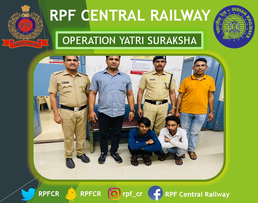 RPFCR's tweet photo. #YatriSuraksha
#RPF मनमाड़, भुसावल मंडल।
मनमाड स्टेशन पर यात्री का पर्स चोरी करने वाले व्यक्ति को पकड़कर अग्रिम कार्यवाही हेतु जीआरपी मनमाड़ को सुपुर्द किया गया।
@RPF_INDIA
 @ShivajiIRTS https://t.co/Kxd83Ys9Bn
