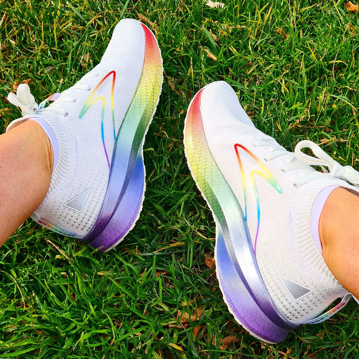 _outRAGEjess's tweet photo. @annaspargoryan @MelanieTait I agree!! Are your shoes this cool @annaspargoryan? πππ¦
#runstraight #runproud #runhappy https://t.co/HFhfa2tHxj