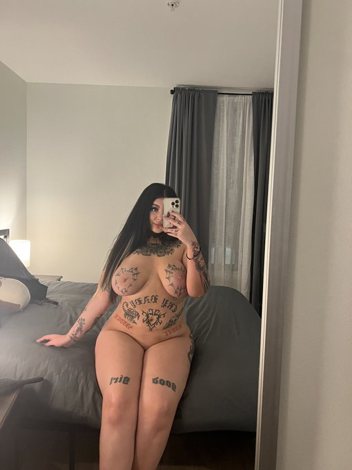 1 pic. horny hours https://t.co/iHaSzIUJYQ