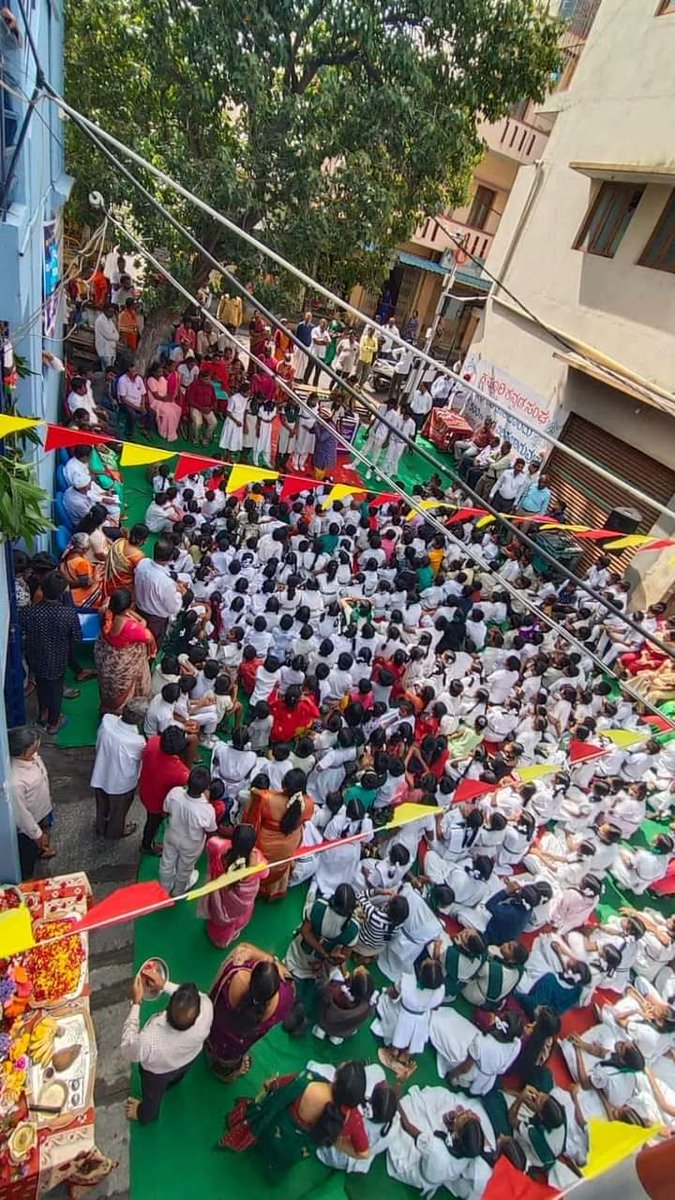 Participated and spoke with the students of Sri Gangadhareshwara school on its Founder's day celebration. 

Congress Ex-Candidate for Mahalakshmilayout and Ex BBMP corporator Sri Shivaraj sir distributed books 1000's of students ...1/4