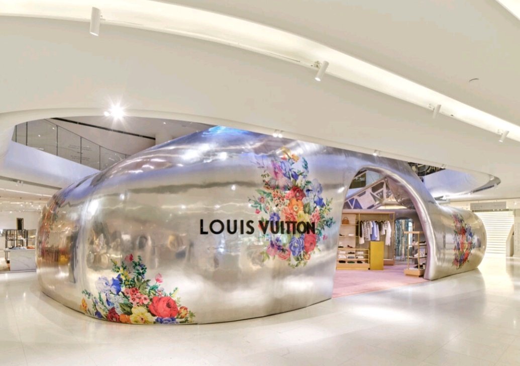 DjemiliMdjemili's tweet photo. #Elcorteingles
#Madrid
#Louisvuitton
#Temporarystore
#Popupstore #womencollectionfw22 #Nouvellesactivities https://t.co/SqlpjFyklp