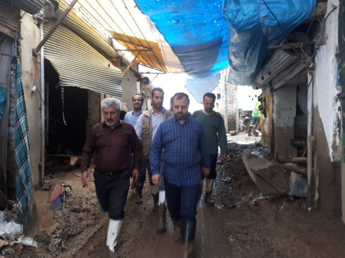 Zarkesh5's tweet photo. جناب #خاندوزی!
اگر هنوز چکمه ها را در نیاورده اید
سری هم به تالار کپرنشینان حقیقی مغروق #بورس بزنید.
#سیل https://t.co/Mr7TqMqnqi