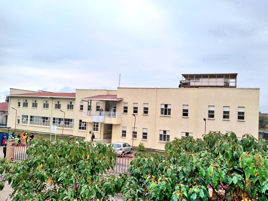 Kimwe n'abandi baturage mu mpande zitandukanye z'Igihugu,Umuyobozi Mukuru w'Ibitaro bya Gisenyi ari kumwe n'abakozi babyo bazindukiye mu #Umuganda usoza Nyakanga 2022 ahasukurwa ibikoresho byo mu nzu y'ababyeyi n'impinja,ahavurirwa indembe n'inkomere ndetse n'ahavurirwa ibisebe.