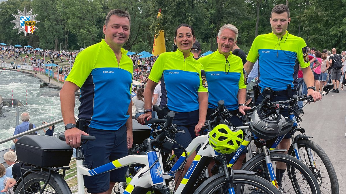polizeiSWN's tweet photo. Habt Ihr auch schon unsere Fahrradstreifen entdeckt❓
Auch sie sind rund um die #Kanustrecke unterwegs und helfen Euch gerne weiter. Sie unterstützen auch, wenn Ihr im #Wald vom richtigen Weg abgekommen seid.
#Polizei #PolizeiSWN #Augsburg2022 #Eiskanal #WirFürEuch #KanuWM https://t.co/ntgOcYZOW0