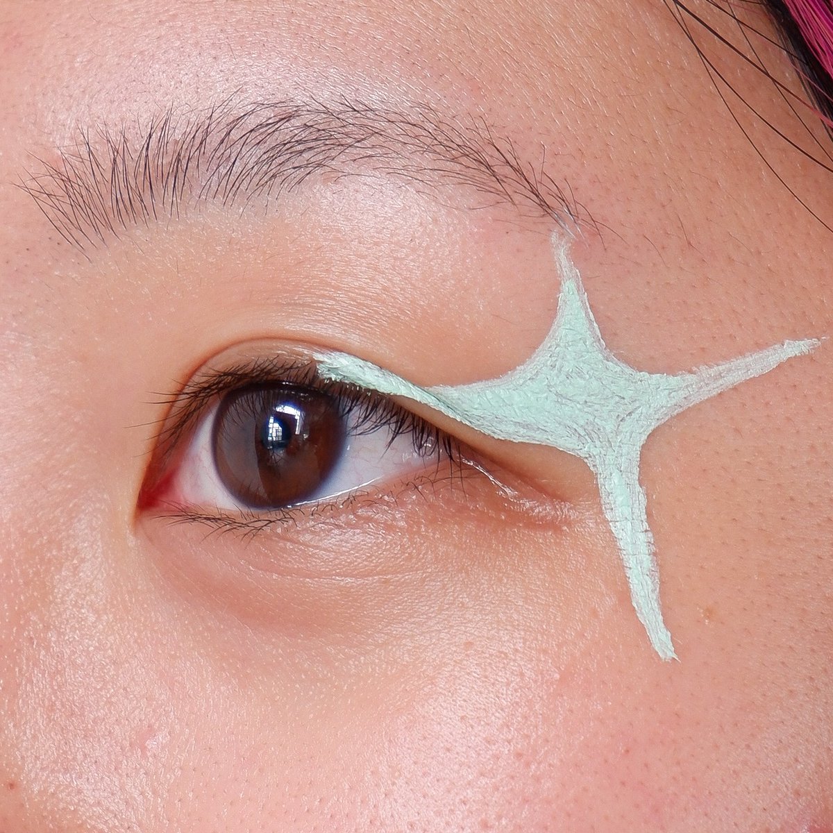 strangerousco's tweet image. 🎶Shine bright like a diamond💎

Sam is literally glowing using our Mata-Mata: Soft Tears palette in the shade: Gleam 💠🔆

#Strangerous #BeStrangeMakeArt