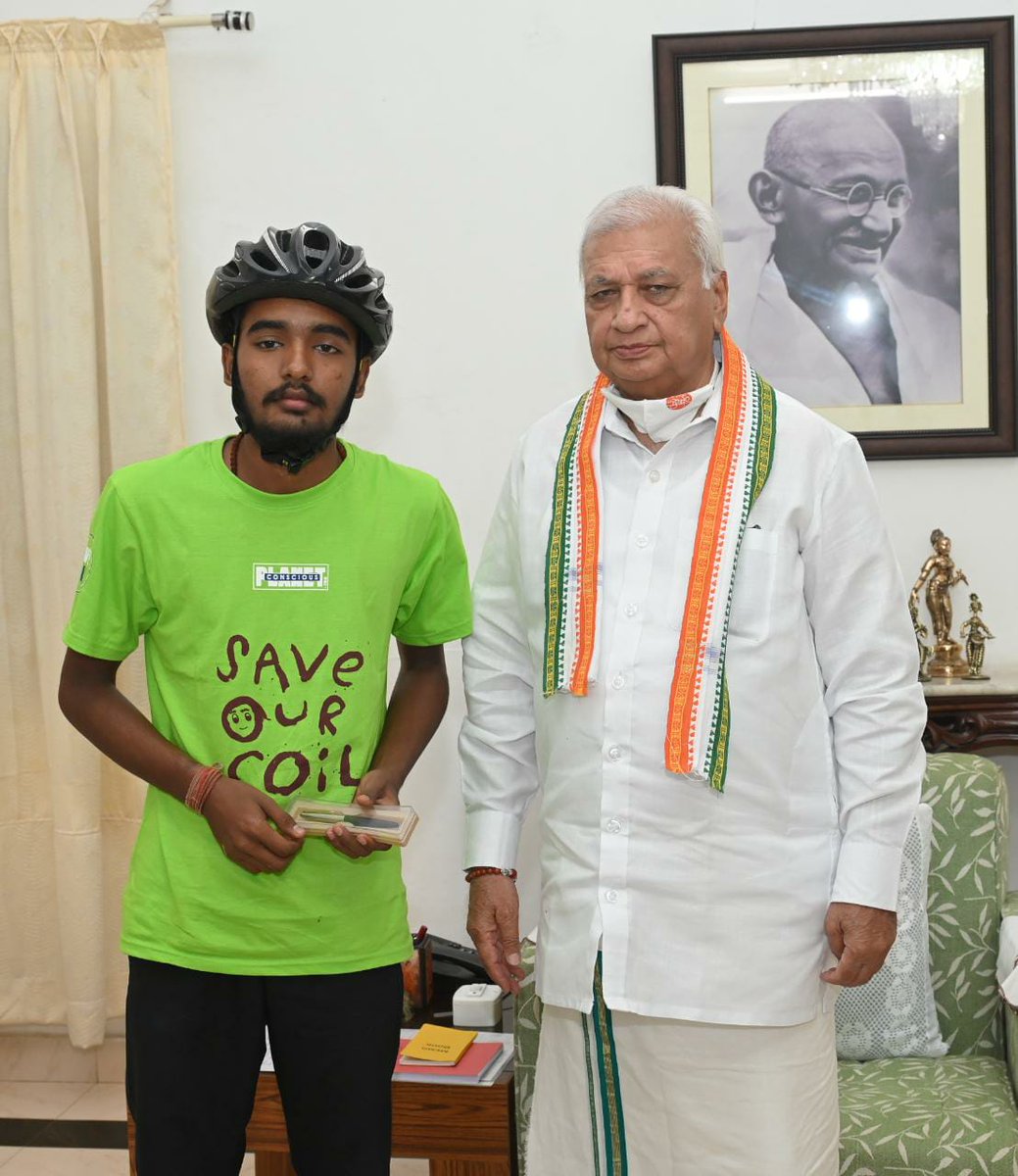 KeralaGovernor's tweet photo. Hon'ble Governor Shri Arif Mohammed Khan congratulated 16 year old Sahil Jha @withsahiljha from Kolkata,WestBengal,who has been cycling all over India spreading awareness on  #SaveSoilMovement .He covered seven States &amp;hopes to complete 25000km in 18 months: PRO KeralaRajBhavan https://t.co/pC1TDz6VWV