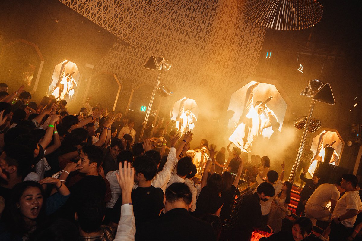 RAISE_TOKYO's tweet photo. DJ VICE DAY1が終了、圧倒的なラスベガスのスタイルを披露し満員のフロアをロックしました。今夜のDAY2もお見逃しなく!
Day 1 with @djvice is a wrap and what a night it was! Part 2 tonight!
#djvice #raisetokyo #tokyo #ginza #vice #raise #vice #japan https://t.co/IcMtuLamr4
